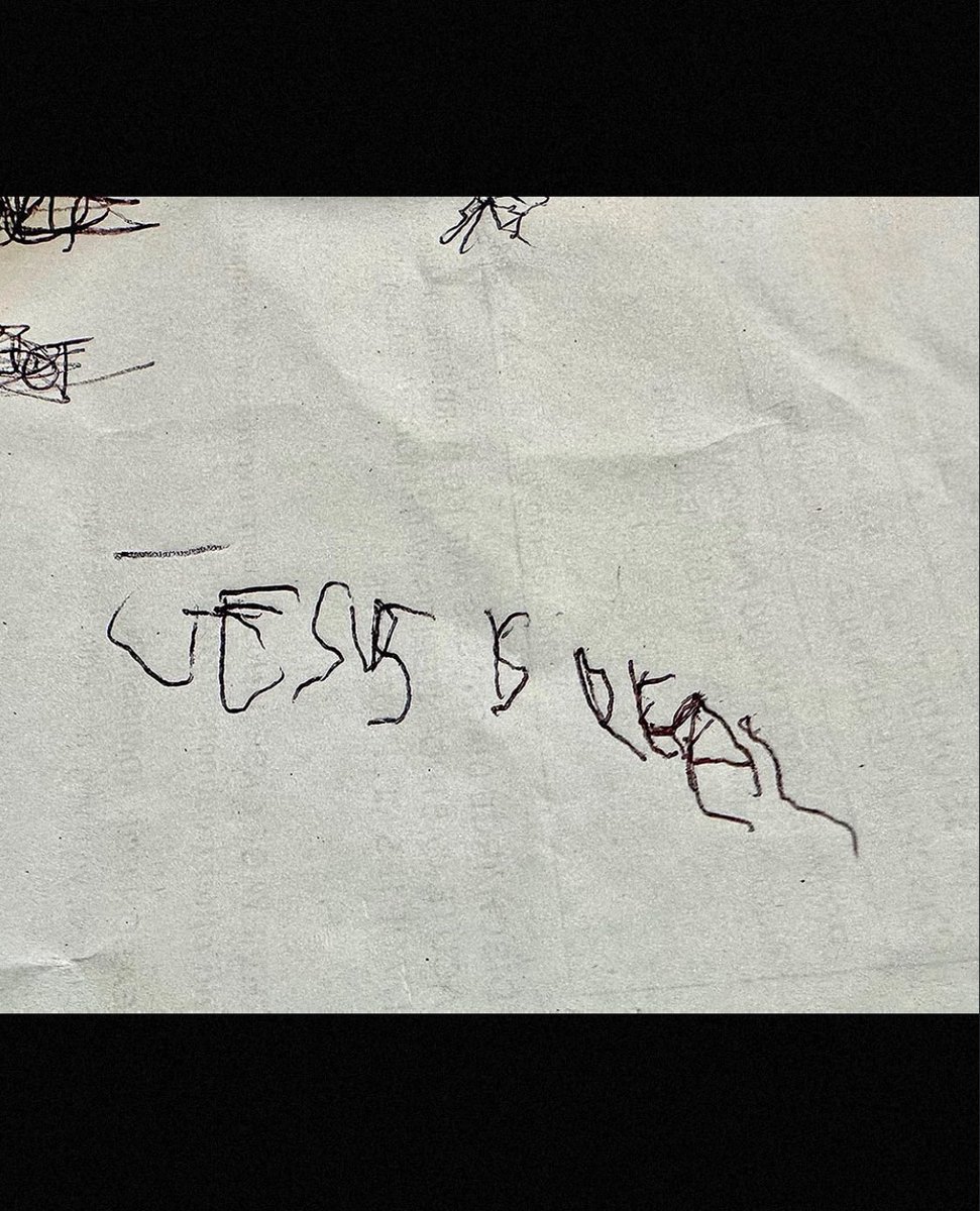 Biz_thoughtss's tweet image. Jonathan was lying in a hospital bed in front of his father Joel, trying to tell him something — but his dad couldn’t understand. So he handed Jonathan a sheet of paper and a pen so he could write down what he wanted to say.
And Jonathan wrote: “Jesus is real.”