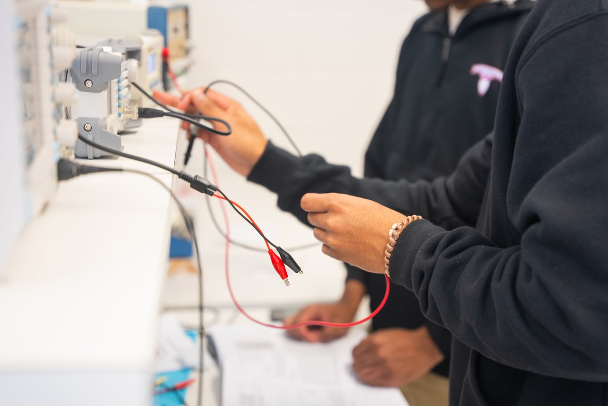 LED_FastStart's tweet image. Northwestern State University is putting North Louisiana on the map with its new Advanced Manufacturing Program that blends classroom learning with paid, hands-on industry experience. If you're into robotics, 3D design, automation, or just love solving complex problems, this is…