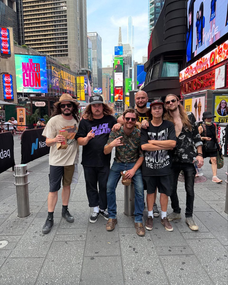SparrowBlueBand's tweet image. The boys had a wicked time in #nyc yesterday 🗽 Tonight we rock Midway Cafe in Boston with @whytryboston ! Come for 6pm. GET READY TO ROCK! 🤘🇺🇸🤘
#timessquare #manhattan #empirestatebuilding #boston #massachusetts #rocknroll #tour #music #partytime #viral #guitar #bass #drums…