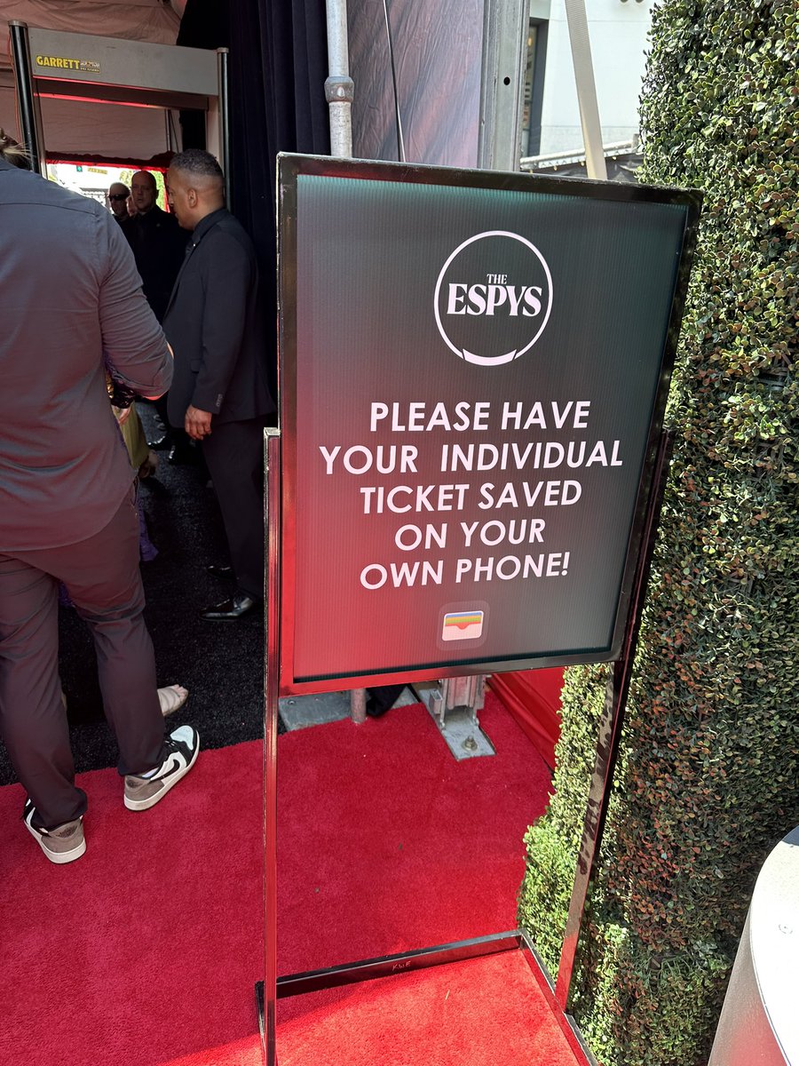 CadeBuffalow's tweet image. #ESPYS ⭐️