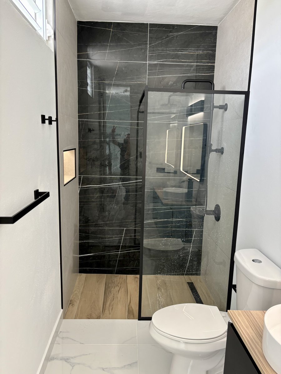 elviejoEse's tweet photo. Debi Tirar Más Fotos!!! Remodelación completa la puedes ver en Instagram 📸 @jr_pisosybanos https://t.co/j9QgtWm7bD