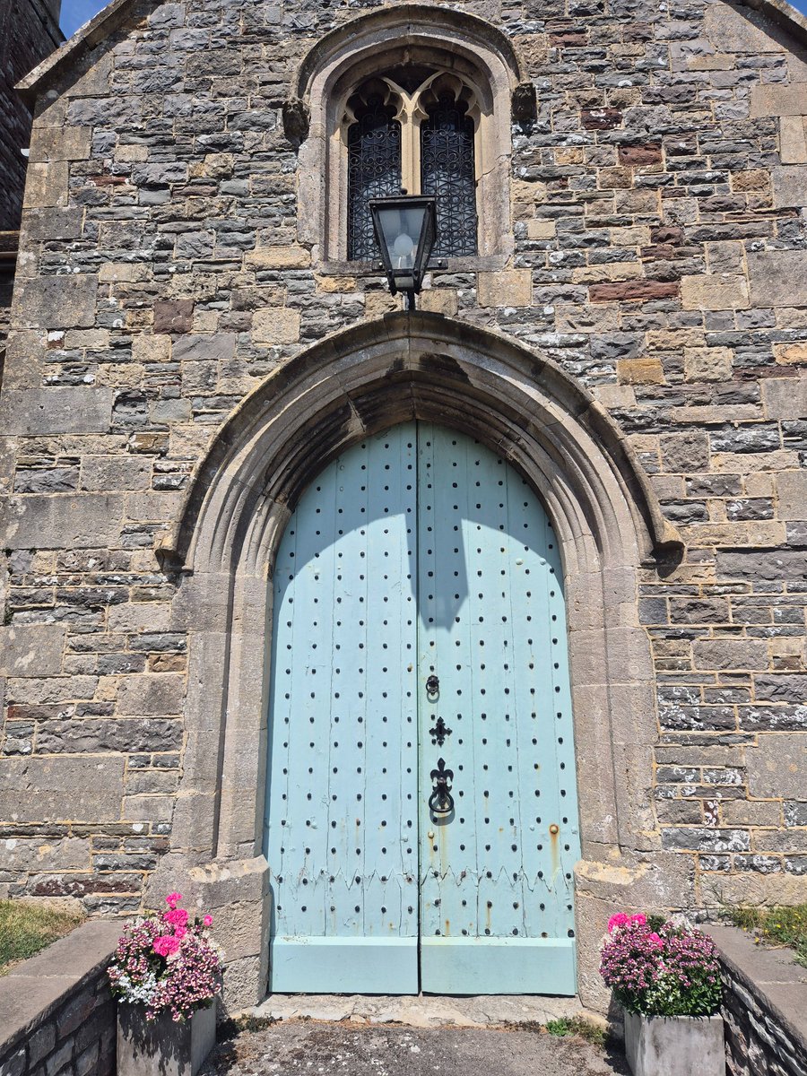 TheHistoryMouse's tweet photo. South porch #StLawrenceWick #Somerset for #AdoorableThursday
A door of no great age but pleasing nonetheless with it's symmetrical stud work and lantern https://t.co/3dMb7Egb7W