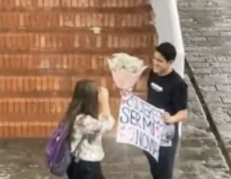 Declararse en publico 

Literal es casi chantaje emocional porque si no lo acepta va a quedar mal ante todos sus conocidos