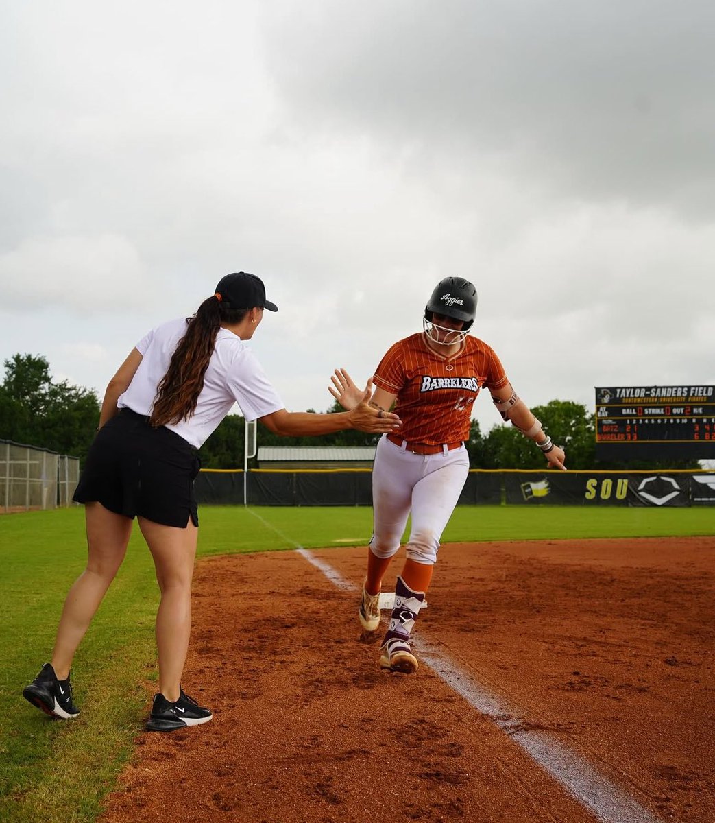 CoachCRex's tweet image. So proud of this team!! Barrelers showed up and did that thing this summer! @lonestarleague @ACLcollegiate  #champions 💪🛢️🏆 #lovethisteam