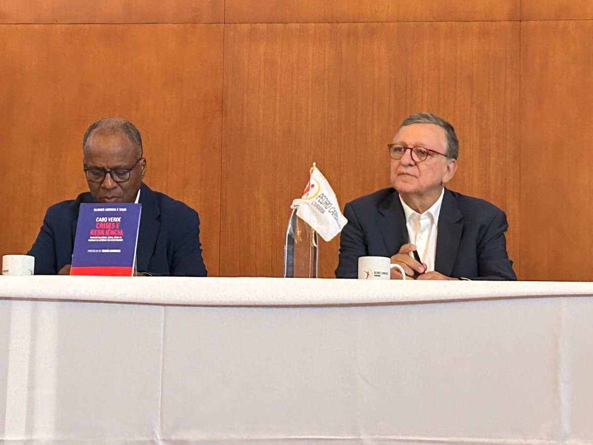 JMDBarroso's tweet image. Delighted to have written the foreword and present the book ‘Crises e Resiliência’ by the PM of Cabo Verde @UlissesCorreiaa at the Tech Park, in Praia
