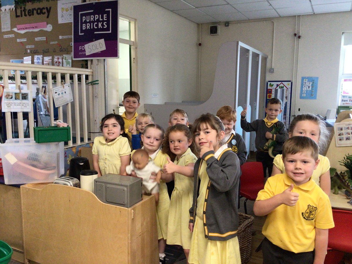 Class 9 have started to pack up their home corner. They have sold up and are getting ready to move (up the corridor!). There are boxes everywhere at the moment but I'm sure they'll be very happy in their new home! 😁⭐️💛