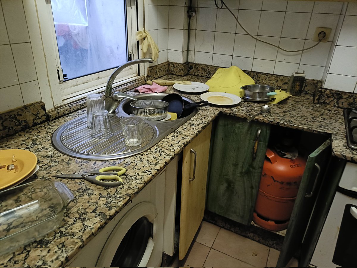 Ppa1284124's tweet photo. Gas abierto 
Y no sigo porque es vomitivo 
Estos son los que el gobierno protege 
Quien me paga estos destrozos 
A...es cierto también yo me los tengo que comer 
Como buena ciudadana 
@isabelrguez https://t.co/KQ0CPTAtr1