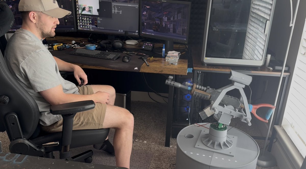 sometimes_lone's tweet image. Chilling with the homie with 🦐 posture