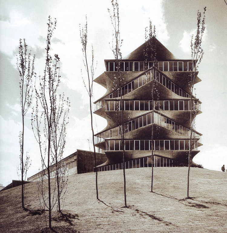 serscq's tweet photo. @hamit_hz Miguel Fisac (1965) Sede de los Laboratorios Jorba (Madrid) también conocida popularmente como "La Pagoda". https://t.co/YDFsMOlexG