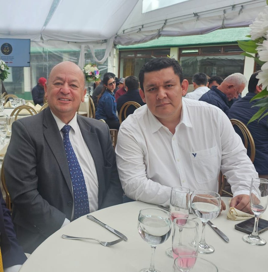 ACOSEMILLAS's tweet image. #Fenalce65años - Nuestro gerente general @LeoarizaR acompaña a directivos de @FENALCE en la celebración de sus 65 años de fundada. Al lado de nuestro afiliado, logramos unas siembras con semillas mejoradas y certificadas. ¡Feliz aniversario! @JulioRamirezDu1