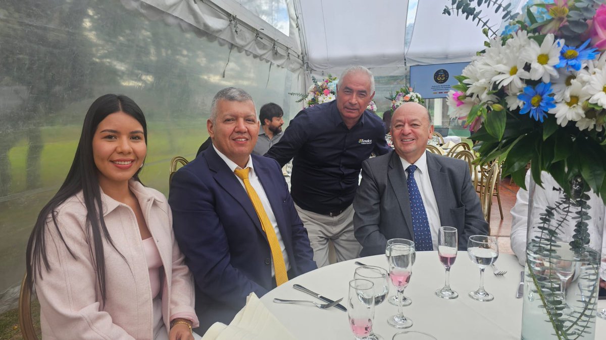 ACOSEMILLAS's tweet image. #Fenalce65años - Nuestro gerente general @LeoarizaR acompaña a directivos de @FENALCE en la celebración de sus 65 años de fundada. Al lado de nuestro afiliado, logramos unas siembras con semillas mejoradas y certificadas. ¡Feliz aniversario! @JulioRamirezDu1