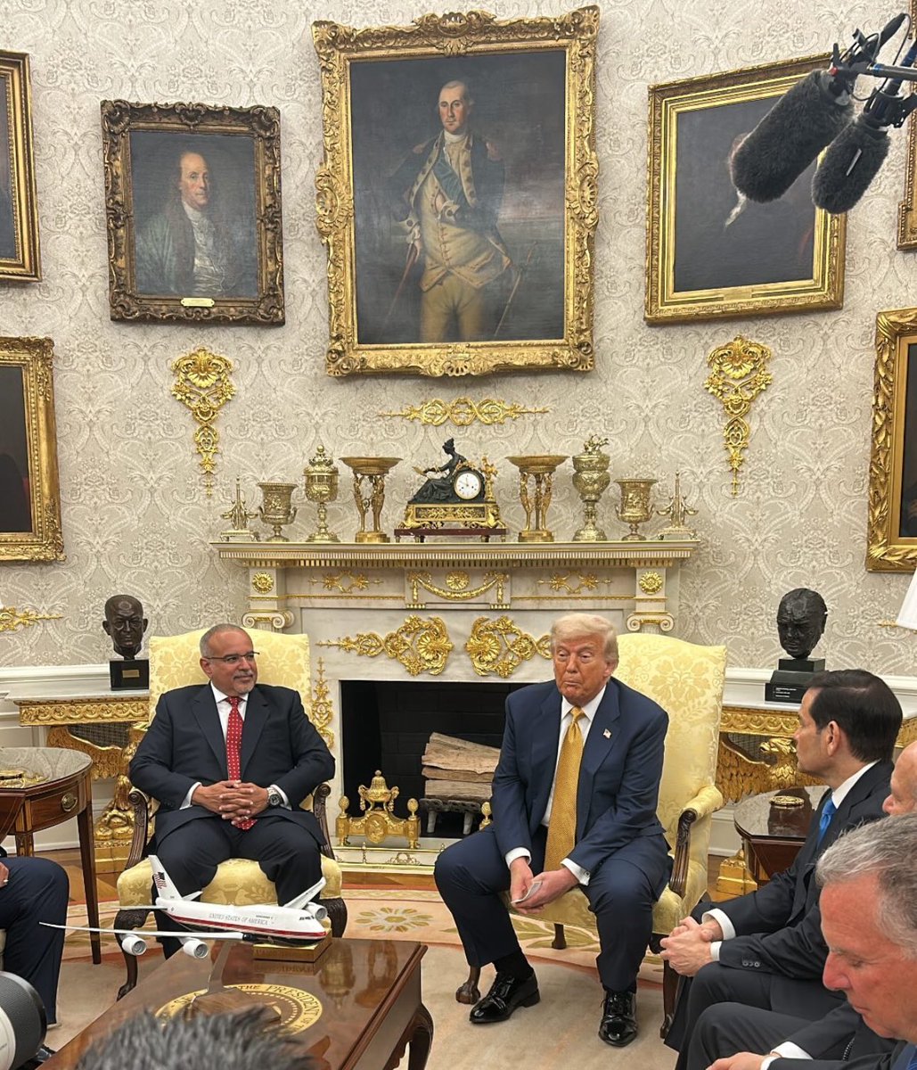 Donald Trump’s legs do seem to have swollen rather rapidly.
Chronic venous insufficiency DOES NOT do this.
Bilateral, rapid leg oedema is caused by:
1. Prolonged standing/flights.
2. Heart disease.
3. Kidney disease.
4. Liver disease (low albumin).
5. Certain medications (calcium