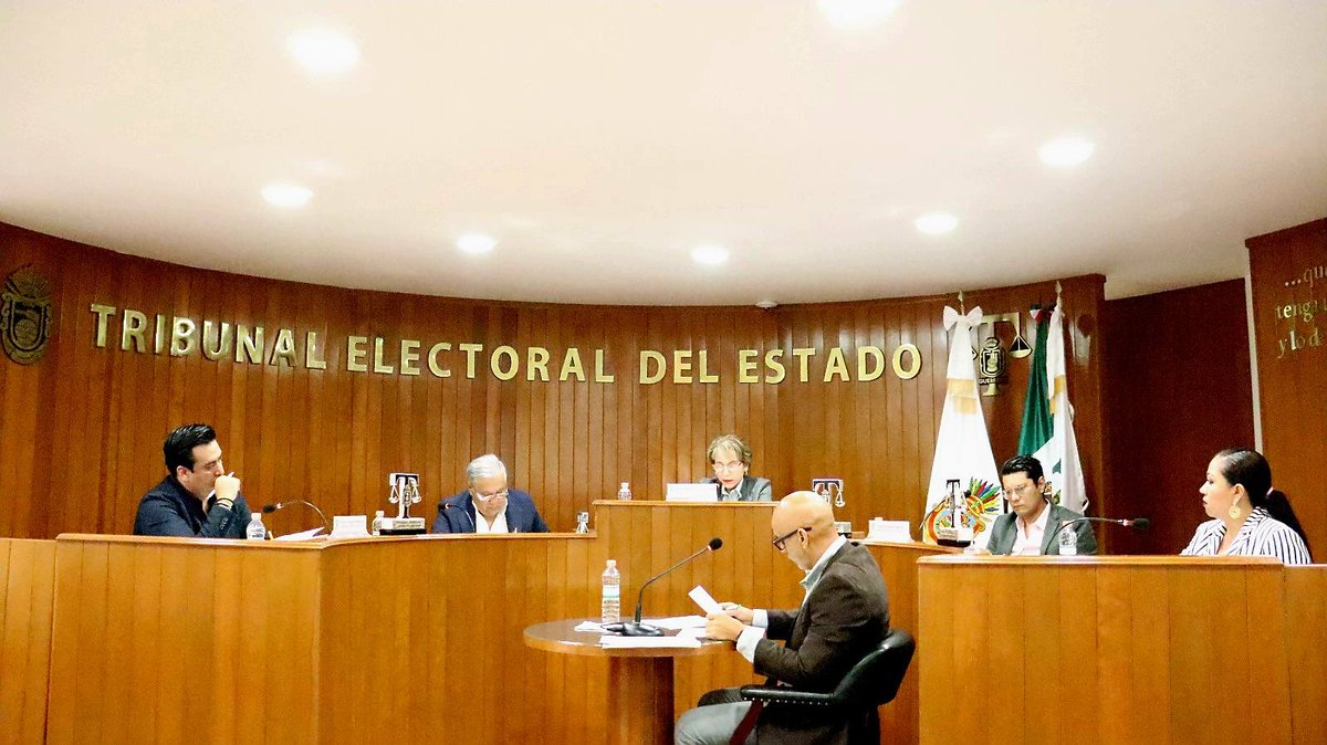 Durante la Décimo Octava Sesión Pública el <a href="/TEE_GRO/">TEEGRO</a> confirmó el acuerdo emitido por la Coordinación de lo contencioso Electoral del IEPCGRO en el caso Juchitán. 
Asimismo Resolvió cinco Acuerdos Plenarios.