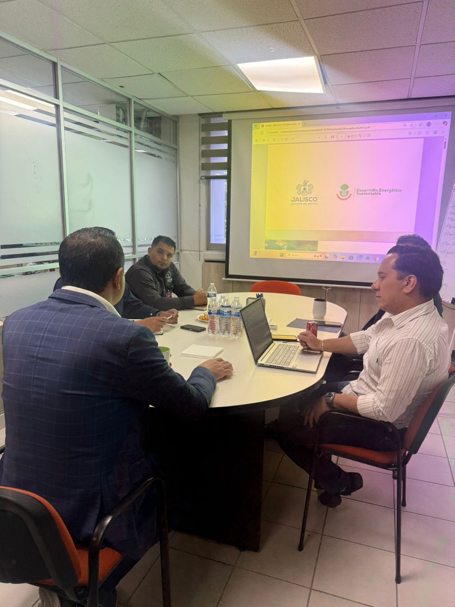 SEDESJALISCO's tweet image. Seguimos trabajando para que todos los municipios de Jalisco tengan herramientas que les permitan crecer de forma sostenible.
Hoy entregamos a #Jamay su Diagnóstico de Eficiencia Energética. 🚀🌱
Gracias al presidente César Molina y a Enrique Rubio por liderar este esfuerzo.