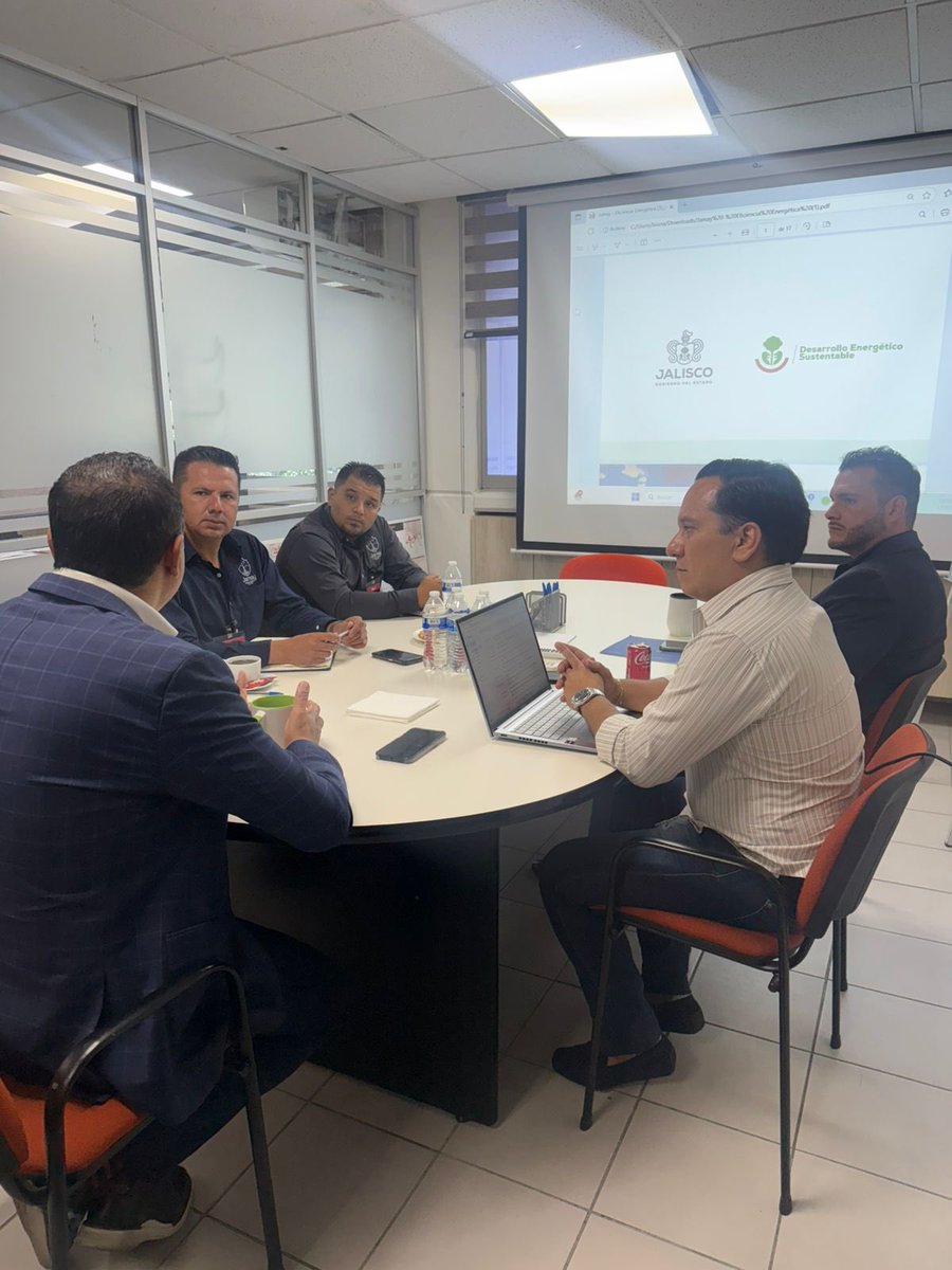 SEDESJALISCO's tweet image. Seguimos trabajando para que todos los municipios de Jalisco tengan herramientas que les permitan crecer de forma sostenible.
Hoy entregamos a #Jamay su Diagnóstico de Eficiencia Energética. 🚀🌱
Gracias al presidente César Molina y a Enrique Rubio por liderar este esfuerzo.
