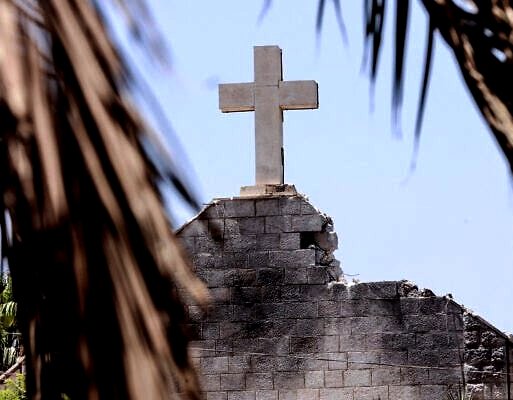 antoniogvalera's tweet image. La Cruz de la Iglesia Católica de la Sagrada Familia en Gaza lo único que ha quedado en pie tras bombardeo de Israel.