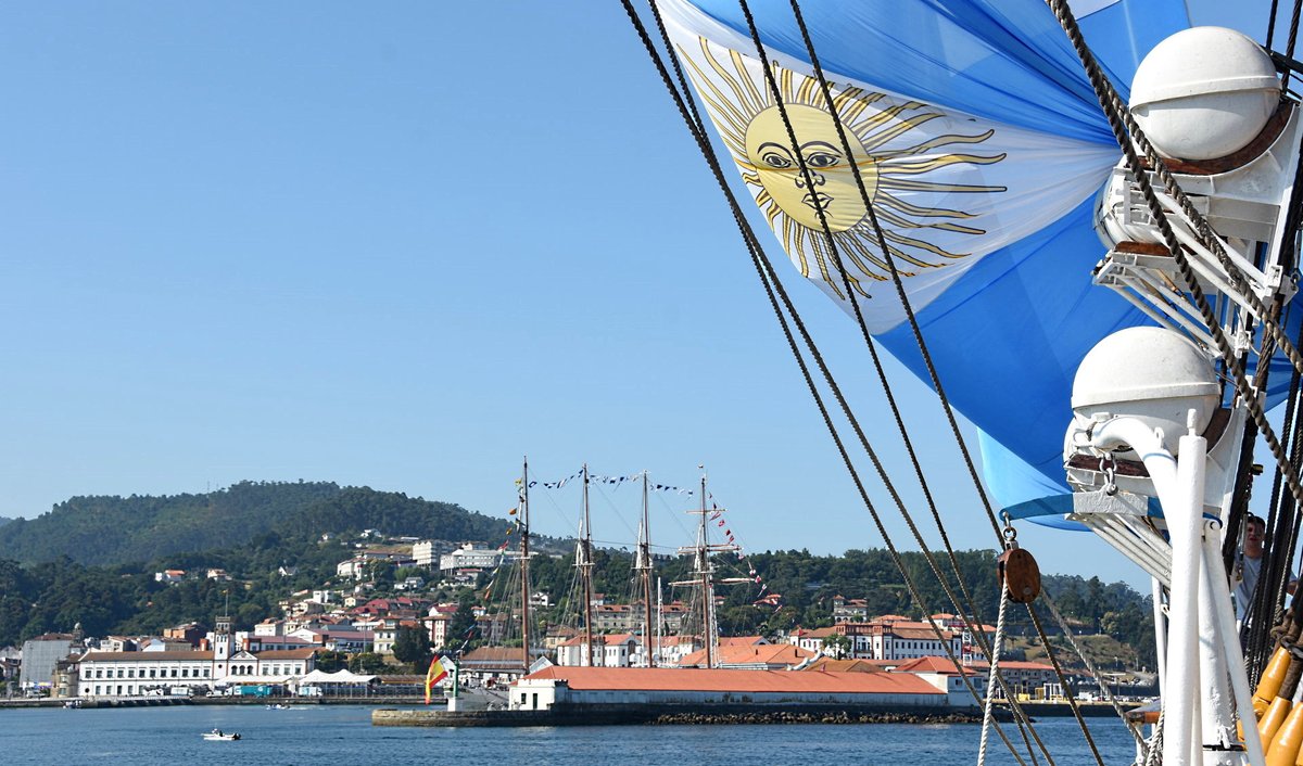 Armada_Arg's tweet image. La fragata ARA “Libertad” arribó a #Ferrol #España, luego de permanecer un día en la ría de Pontevedra, frente a la ciudad de Marín, donde una delegación 🇦🇷participó del acto de Entrega de Despachos de Trabajo en la Escuela Naval Militar de la @Armada_esp 
gacetamarinera.com.ar/nota/1449?titl…
