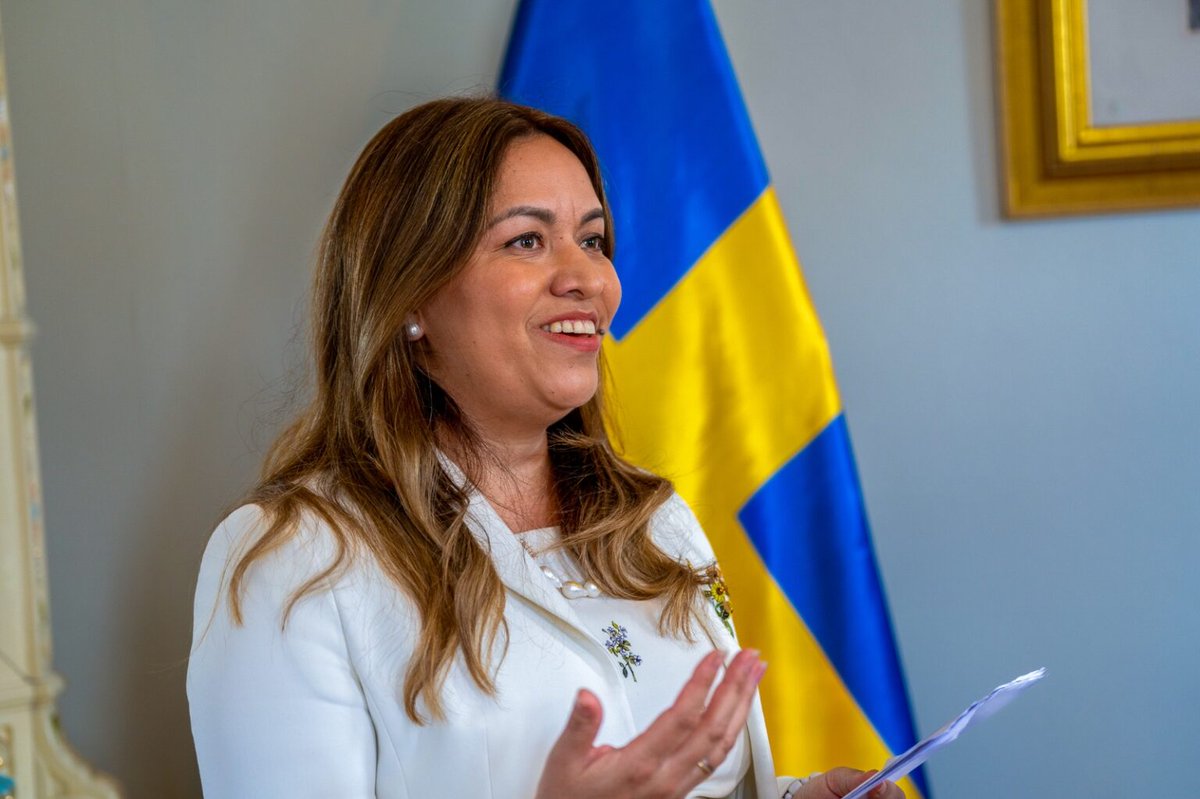 AdrianaMiraSV's tweet image. #EmbajadaEnSuecia 🇸🇻🇸🇪
Desde nuestra representación diplomática impulsamos el potencial de El Salvador, presentando sus oportunidades de inversión y comercio a empresarios y autoridades suecas interesados en fortalecer alianzas estratégicas. 👏
🔗 bit.ly/4kIpC0I