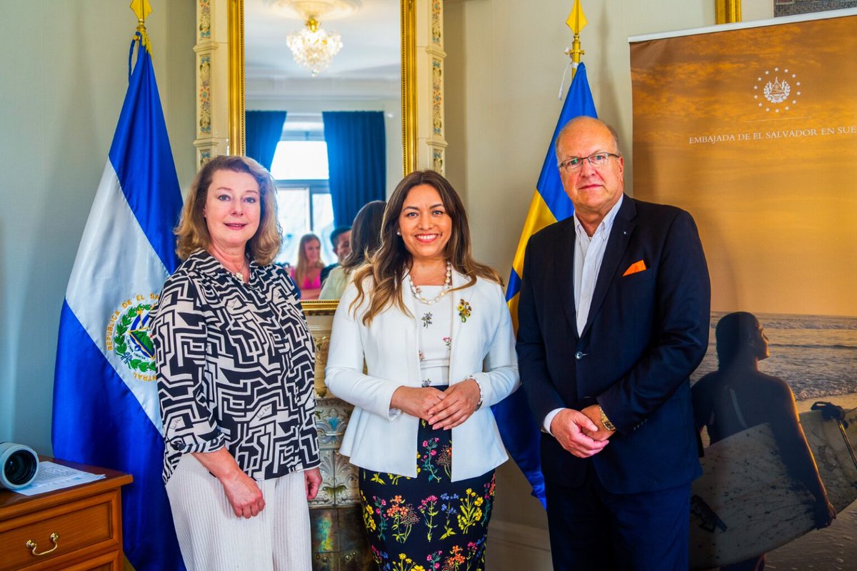 AdrianaMiraSV's tweet image. #EmbajadaEnSuecia 🇸🇻🇸🇪
Desde nuestra representación diplomática impulsamos el potencial de El Salvador, presentando sus oportunidades de inversión y comercio a empresarios y autoridades suecas interesados en fortalecer alianzas estratégicas. 👏
🔗 bit.ly/4kIpC0I