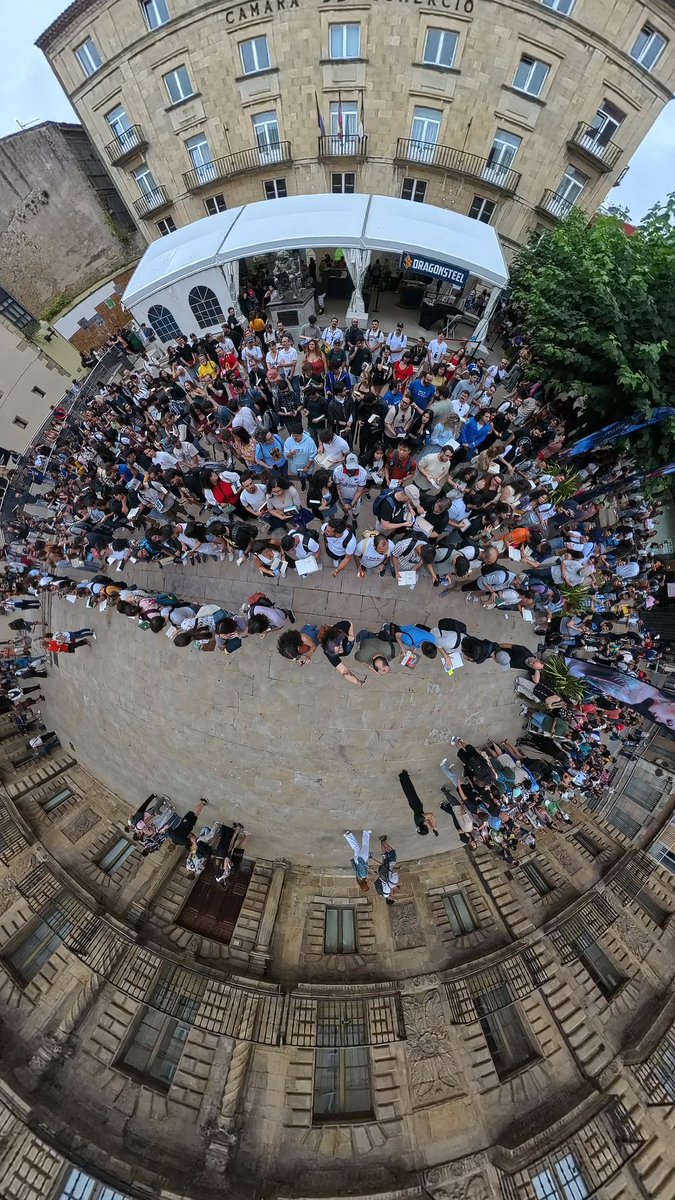 La locura de la firma de Brandon en el <a href="/festivalcelsius/">Celsius 232</a> 
<a href="/BrandSanderson/">Brandon Sanderson</a> eres un sol!!!!