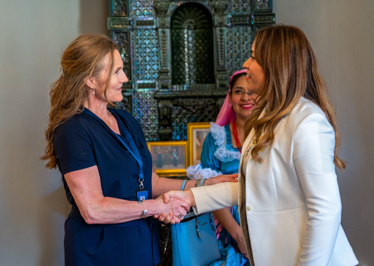 AdrianaMiraSV's tweet image. #EmbajadaEnSuecia 🇸🇻🇸🇪
Desde nuestra representación diplomática impulsamos el potencial de El Salvador, presentando sus oportunidades de inversión y comercio a empresarios y autoridades suecas interesados en fortalecer alianzas estratégicas. 👏
🔗 bit.ly/4kIpC0I