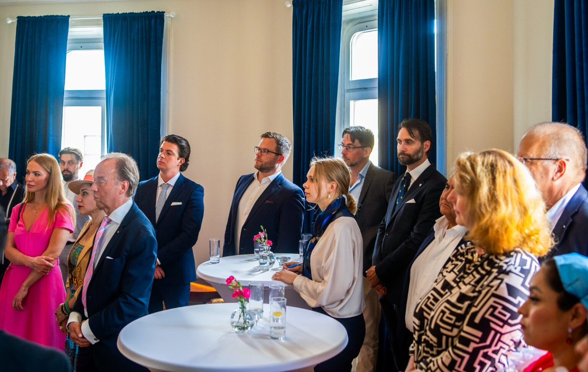 AdrianaMiraSV's tweet image. #EmbajadaEnSuecia 🇸🇻🇸🇪
Desde nuestra representación diplomática impulsamos el potencial de El Salvador, presentando sus oportunidades de inversión y comercio a empresarios y autoridades suecas interesados en fortalecer alianzas estratégicas. 👏
🔗 bit.ly/4kIpC0I