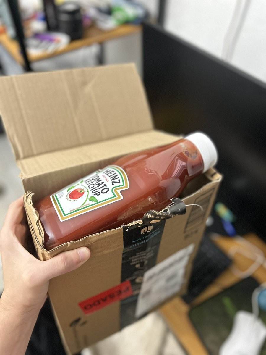 ocaradaviole's tweet image. puta que pariu @amazonbrasil pedi um notebook veio 1kg de catchup????????