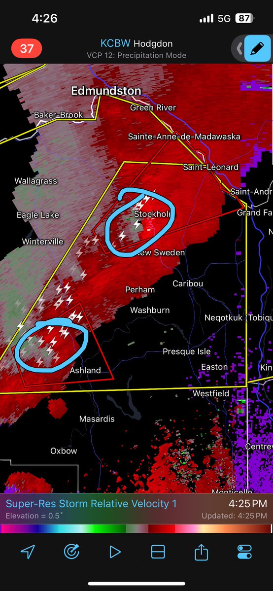 CC_StormWatch's tweet image. There’s two #tornado warned storms on the line over northern Maine. It’s over very sparsely populated areas but moving into somewhat more population. These could spin a tornado up at any time. #MEwx