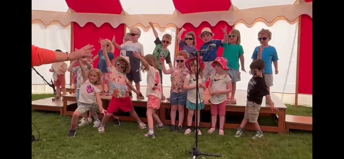 GLASTONDDERI 2025🙌🏼🙌🏼🙌🏼Gwledd o gerddoriaeth heno🎶🎤🎸
Meithrin/Derbyn: Lan y Môr, Hwre mae’n haf⛱️
1 a 2: Medli’r haul☀️
3 a 4: I’m still standing/Yma o hyd🕺🏼
5 a 6: Rally Dance YFC/Best day of my life/Grease🏎️ Diolch <a href="/TensileWales/">Smiddereens</a> am y babell godidog 🎪
Diolch Teulu y Dderi❤️