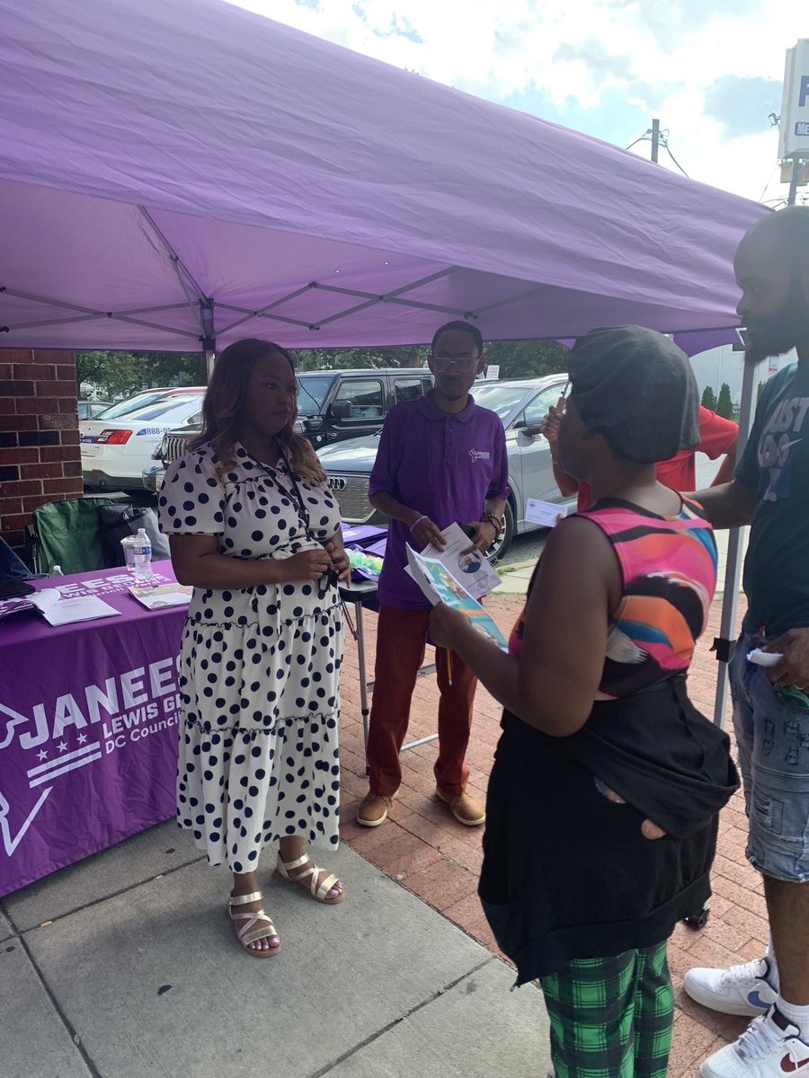 CMLewisGeorgeW4's tweet image. Awesome meeting neighbors at our pop-up on 5th and Kennedy alongside Georgia Ave Family Success Center, @DCOPC, @DCPoliceDept, and @dcpcwards3and4!
Big thanks to agencies for joining to help neighbors access DC resources and build stronger, safer communities together.