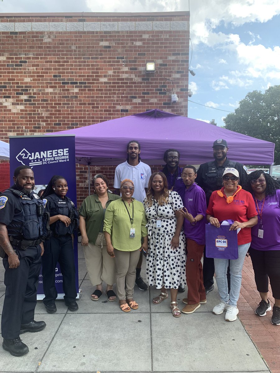 CMLewisGeorgeW4's tweet image. Awesome meeting neighbors at our pop-up on 5th and Kennedy alongside Georgia Ave Family Success Center, @DCOPC, @DCPoliceDept, and @dcpcwards3and4!
Big thanks to agencies for joining to help neighbors access DC resources and build stronger, safer communities together.