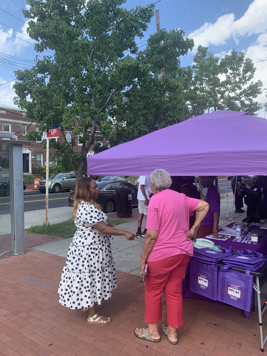 CMLewisGeorgeW4's tweet image. Awesome meeting neighbors at our pop-up on 5th and Kennedy alongside Georgia Ave Family Success Center, @DCOPC, @DCPoliceDept, and @dcpcwards3and4!
Big thanks to agencies for joining to help neighbors access DC resources and build stronger, safer communities together.