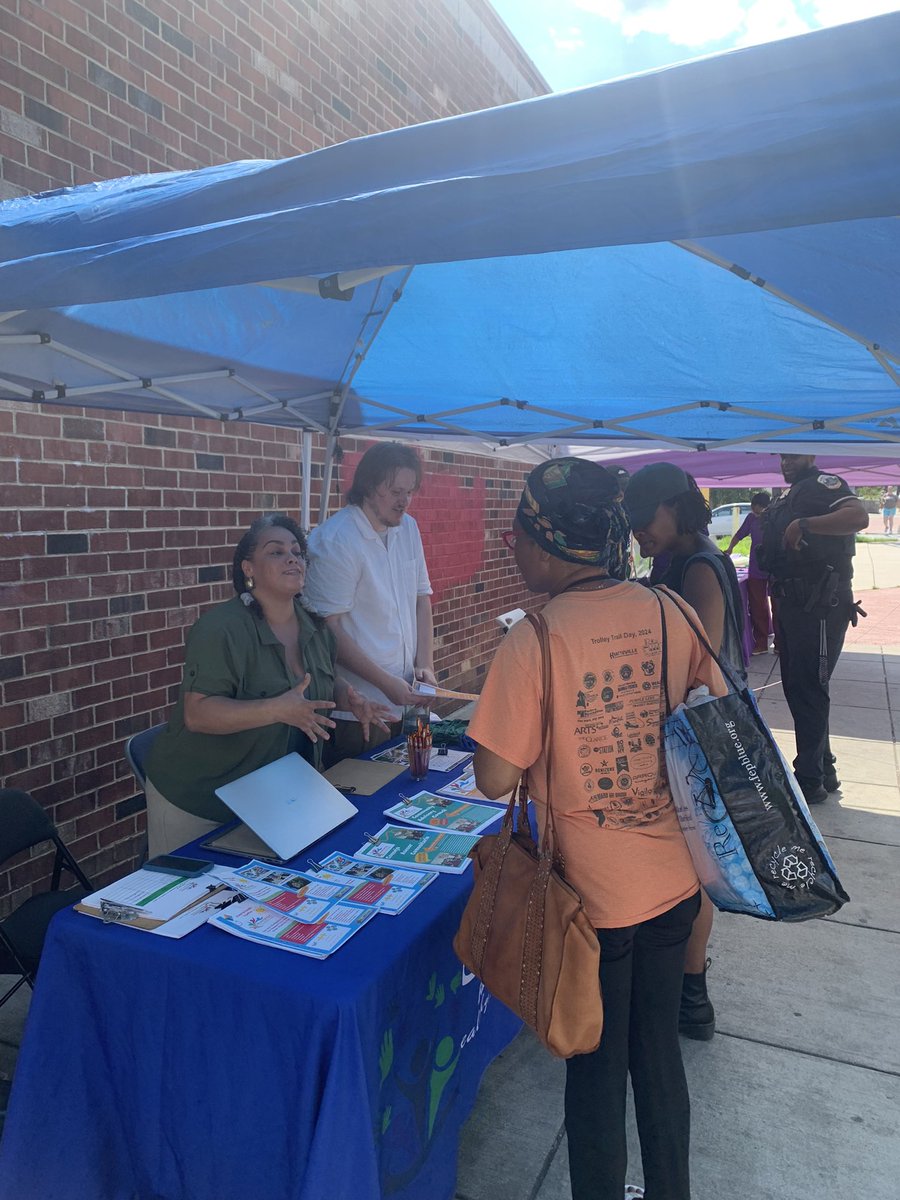 CMLewisGeorgeW4's tweet image. Awesome meeting neighbors at our pop-up on 5th and Kennedy alongside Georgia Ave Family Success Center, @DCOPC, @DCPoliceDept, and @dcpcwards3and4!
Big thanks to agencies for joining to help neighbors access DC resources and build stronger, safer communities together.