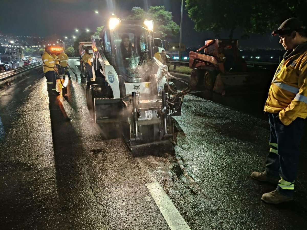En la zona metropolitana, atendemos el Blvd. Bernardo Quintana para seguir teniéndolo en buen estado.  

Nuestras labores son nocturnas para que de día puedas circular sin ningún problema.  Estamos #contigo.
