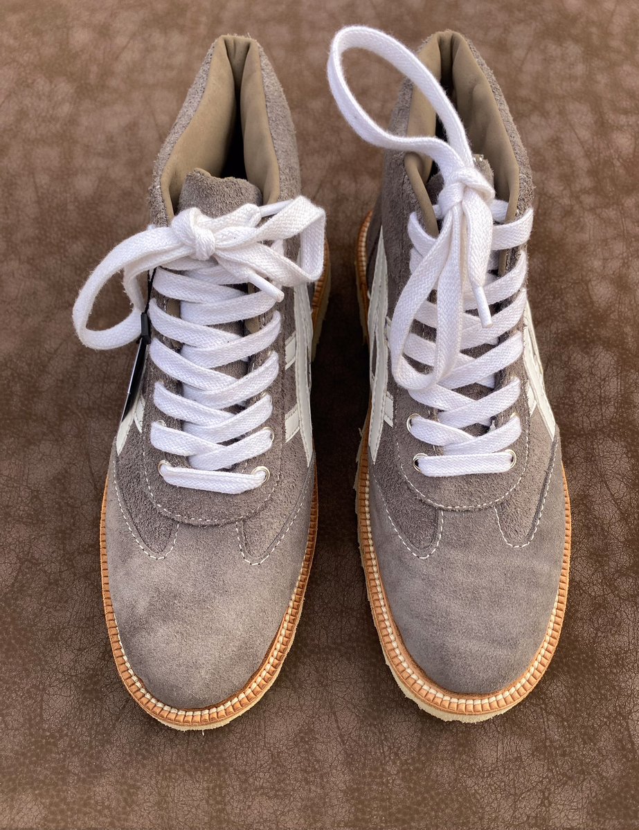 AaronDanjuma4's tweet image. My consistency in shoemaking is a testament to my passion and commitment .
I have honed my skills, refined my techniques and continue to push the boundaries of innovation.
Ensuring every pair meets the highest standard 🤭
#soludo #unimaid #borno #PresidentTrump
