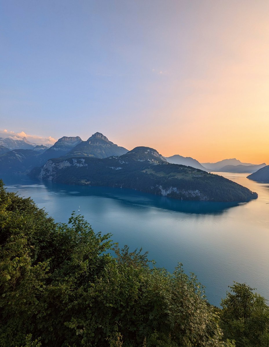 HikingSchweiz's tweet image. An evening walk to the Axenstein overlook above Brunnen, Switzerland 🇨🇭