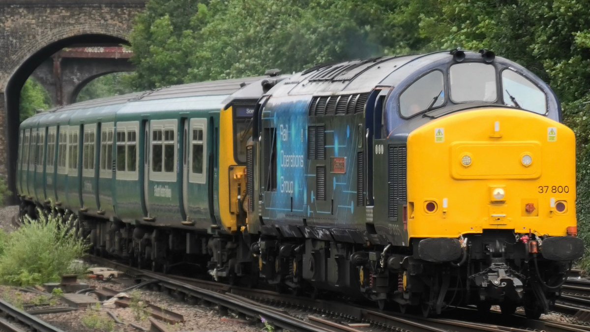 lukehouse313's tweet image. 37800 + 455868 At Surbiton Heading To Derby