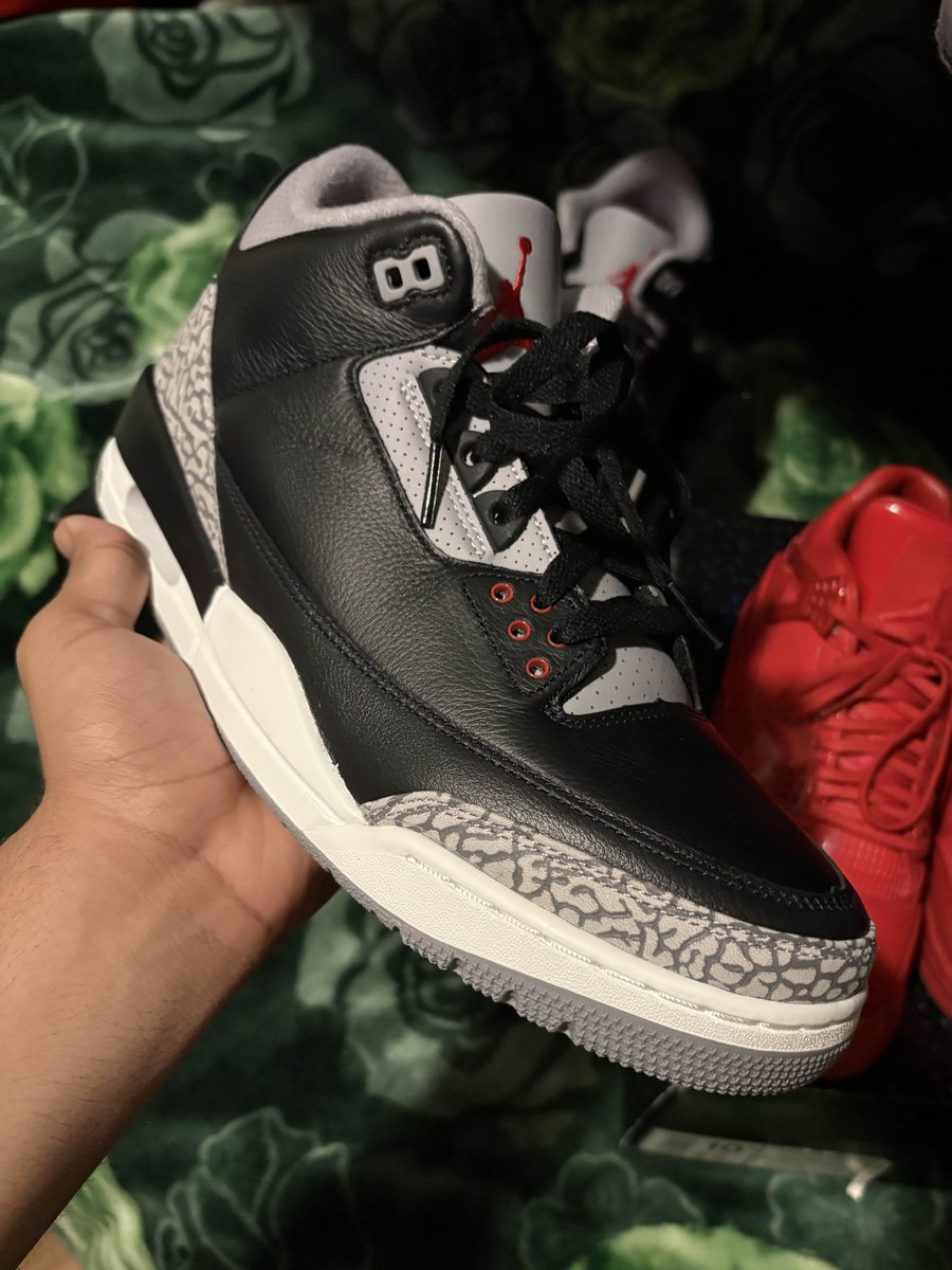 ohsoleon's tweet image. new leon shoes pick up: Jordan 3 Retro OG Black Cement + Jordan 4 Retro11Lab4 Red. i wore the lab red's once (brand new) and the backtab fell off. i almost cried. but also its a shoe from 2015. whatever. the black cements are awesome. i should get the white cements next