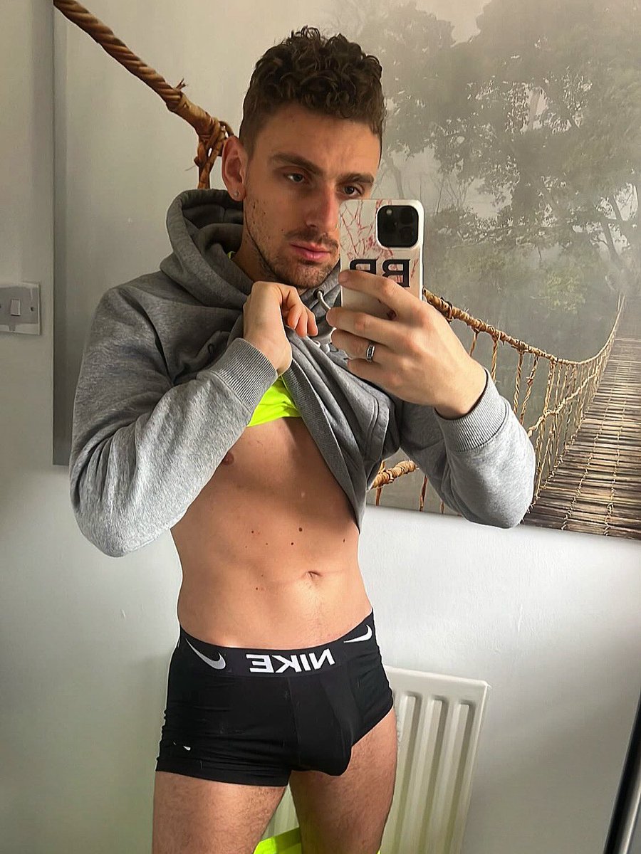 k1ngbr4d_1's tweet photo. Follow the new insta @k1ngbr4d_1

#chav #scally #nike #chavlad  #nikesocks #skinfade #scallyboy #scallylife #nikeairmax #followme #sagging #swagger #sag #sagginglow #chain #belcher #nylon #nylontrackies #Ea7 #adidas #armani #fitlad #king #alpha https://t.co/pOWQlnoaNK