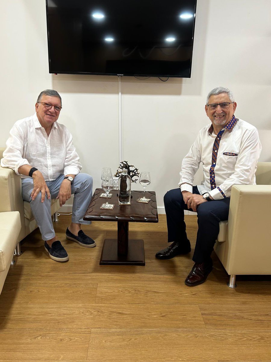 JMDBarroso's tweet image. It was indeed a pleasure to meet again with my old friends and former Presidents of the Republic of Cabo Verde, Pedro Pires and @Jorgecfonseca. Abraço amigo!