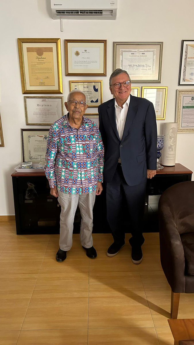 JMDBarroso's tweet image. It was indeed a pleasure to meet again with my old friends and former Presidents of the Republic of Cabo Verde, Pedro Pires and @Jorgecfonseca. Abraço amigo!