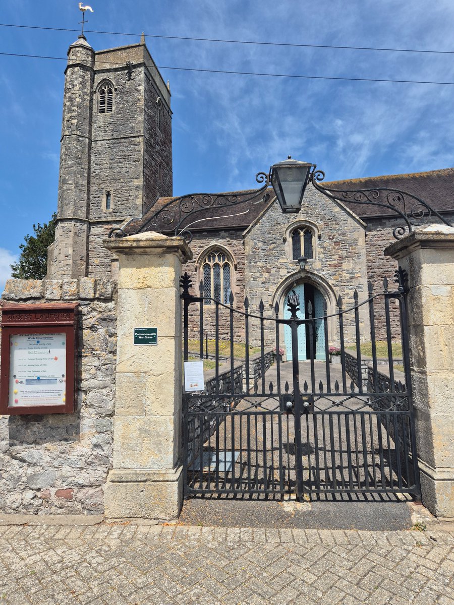 TheHistoryMouse's tweet photo. The rather fine gates and overthrow of #StLawrenceWick #Somerset for #Thursgate and #IronworkThursday https://t.co/4nT4q6jTyB