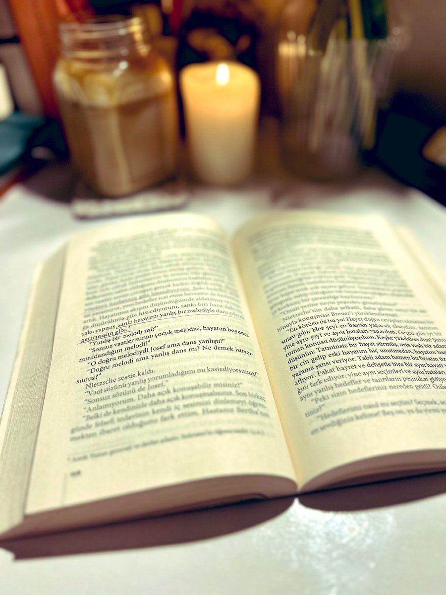 Sanki biri bana ilahi bir şaka yapmış, sanki hayatımı yanlış bir melodiyle dans ederek geçirmişim gibi.
S.258
Irvin D. Yalom, Nietzsche Ağladığında