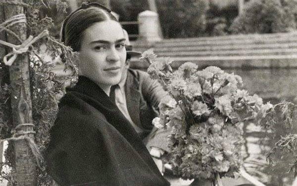 "Her kadın saçma sapan bir adam sevmeden olgunlaşmaz. Muhakkak en güzel duygularını, en ruhsuz adamlar öldürür."

#FridaKahlo