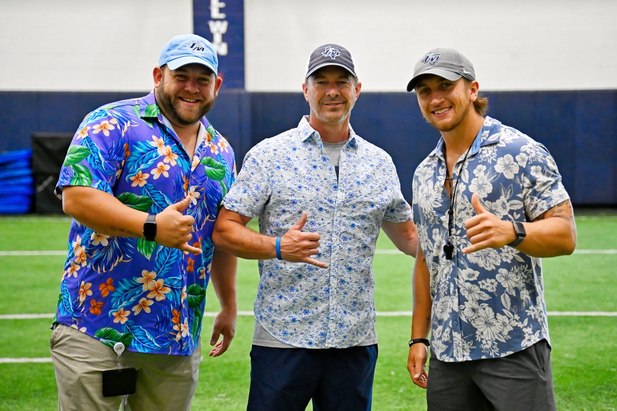 lorenziniphotog's tweet image. Last day of JAC was Hawaiian shirt day!