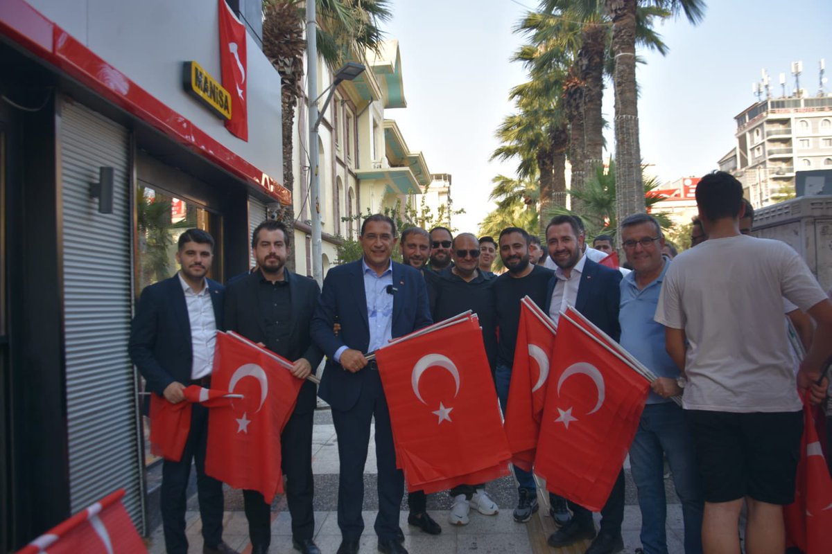 Bayrağı elden bırakma, Duayı dilden bırakma, Aşkı gönülden bırakma..