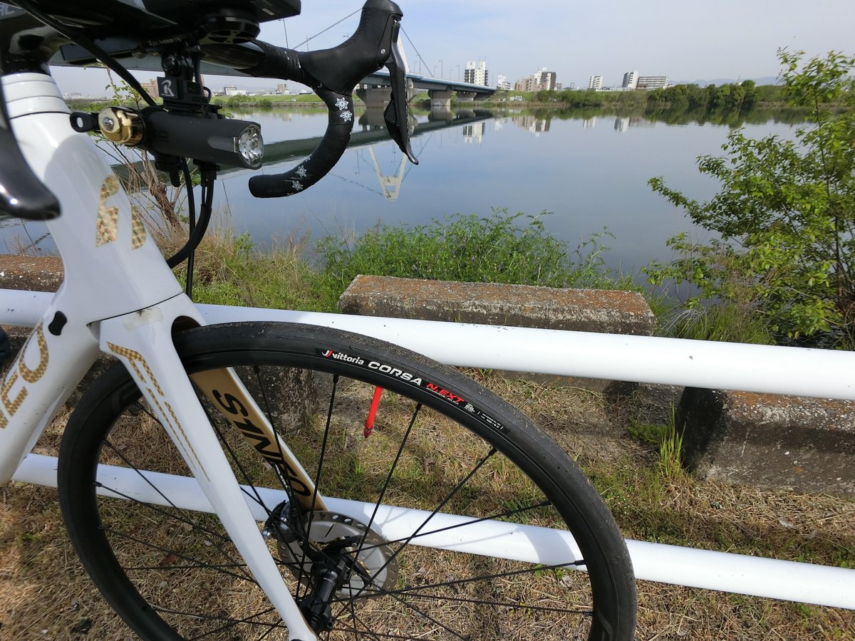 charinco_off's tweet photo. 昨日の雨から一転、ちょっと涼しい本日ですが昼から気温が一気に上がるという事で早朝から走っています🚵
路面も濡れているところもあり、やっぱり蒸し暑いです🥵💦
がんばって50km走ります🥳
#cateye #ogkkabuto #vittoriacorsa #recmount
#carbondryjapan #bikeguy #nissencable #パールイズミ https://t.co/Z4rVwoIoS6
