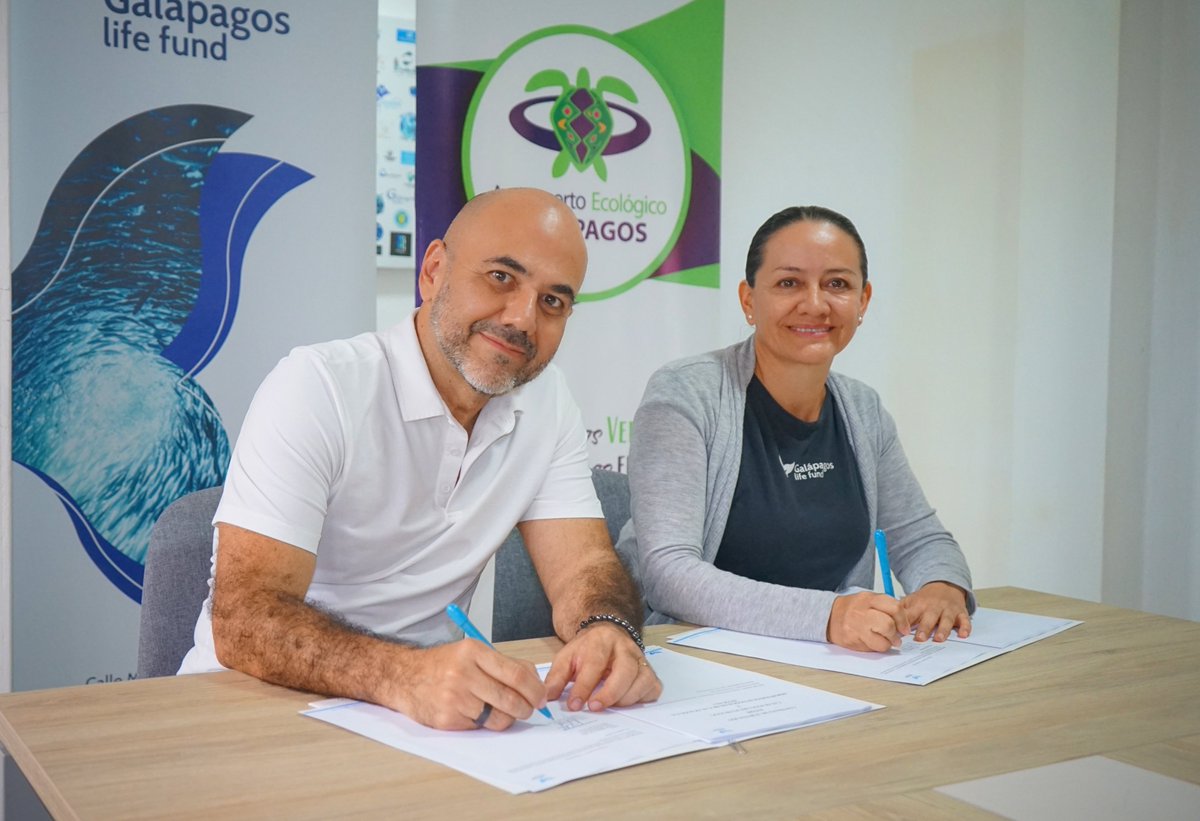 ¡Firmamos el convenio con <a href="/GalapagosLifeF/">Galapagos Life Fund</a> para iniciar el Proyecto #GalápagosPlastiLab!

 🌊♻️ 500 estudiantes recolectarán plástico y lo transformarán en útiles escolares, aprendiendo economía circular y cuidando nuestras islas.

Educación que transforma ✏️✨ 

#EcogalSostenible