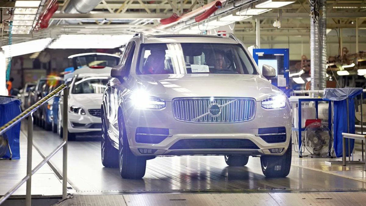 Volvo, Trump'ın Gümrük Vergilerine Karşı Ayakta Kalmak İçin ABD Ürün Yelpazesini Küçültüyor. 👉 

📍Volvo, yılın ilk yarısında hacminin %85'ini oluşturan benzin motorlu crossover serisine odaklanmak için ABD üretimi S90 sedan ve V60 SW modellerini terk edecek. 

📍Trump'ın