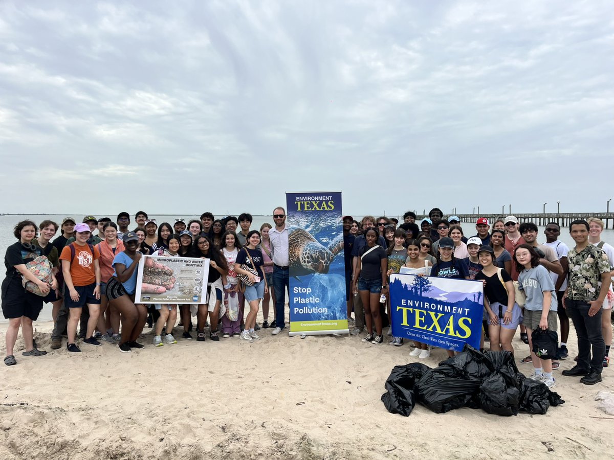 lukemetzger's tweet image. We joined with 55 @RiceUniversity students today to pick up plastic pellets and other plastic waste from Sylvan Beach in La Porte. We need @tceq to stop plastics factories from spilling these pellets in the first place.